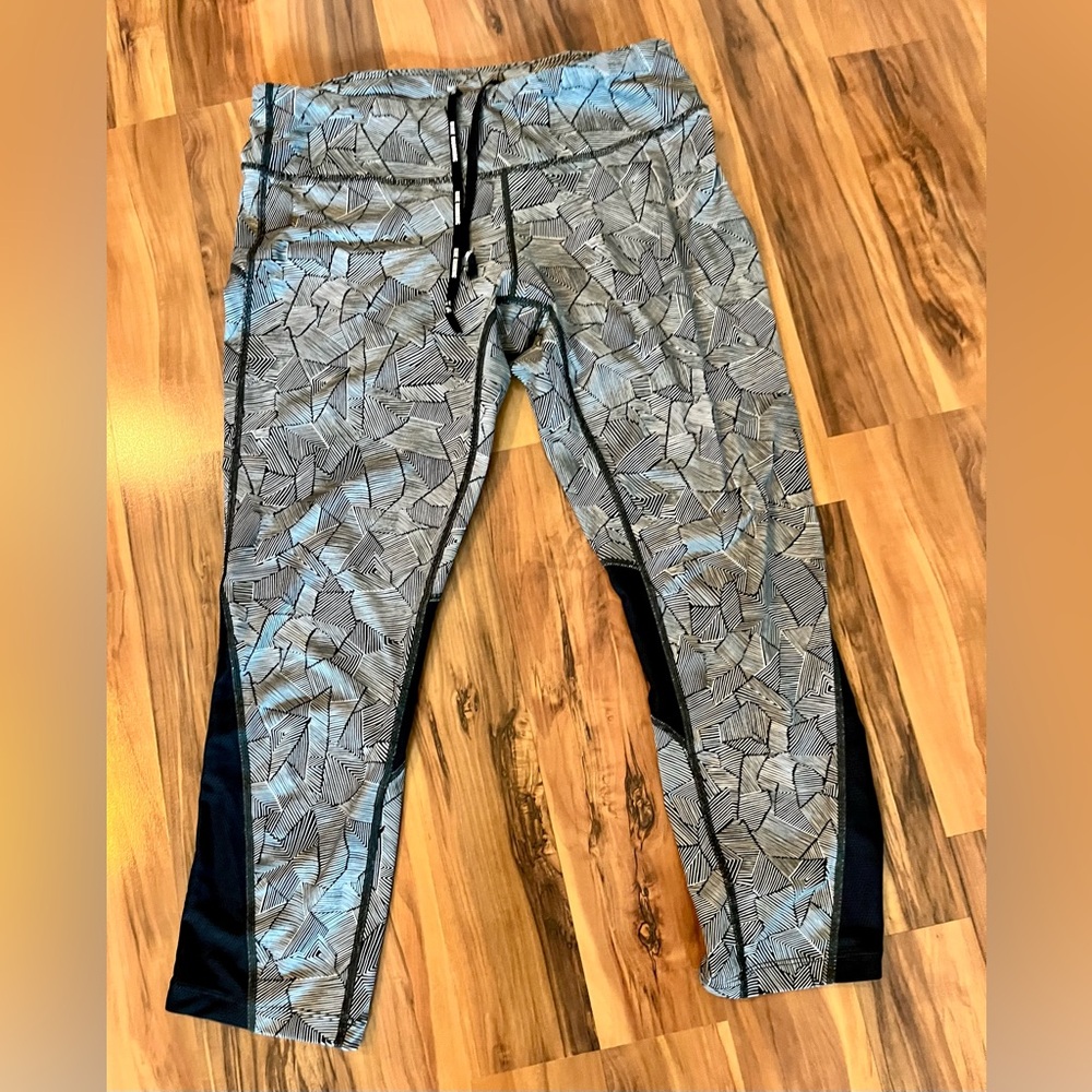 Nike Dri Fit Gray and Black Patterned Capris